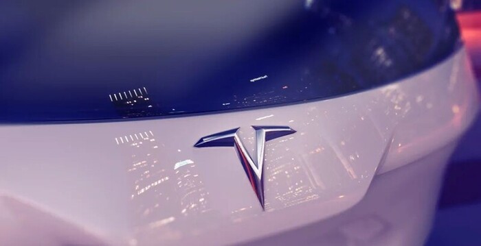 由红变灰，特斯拉更新LOGO，网友评论亮了